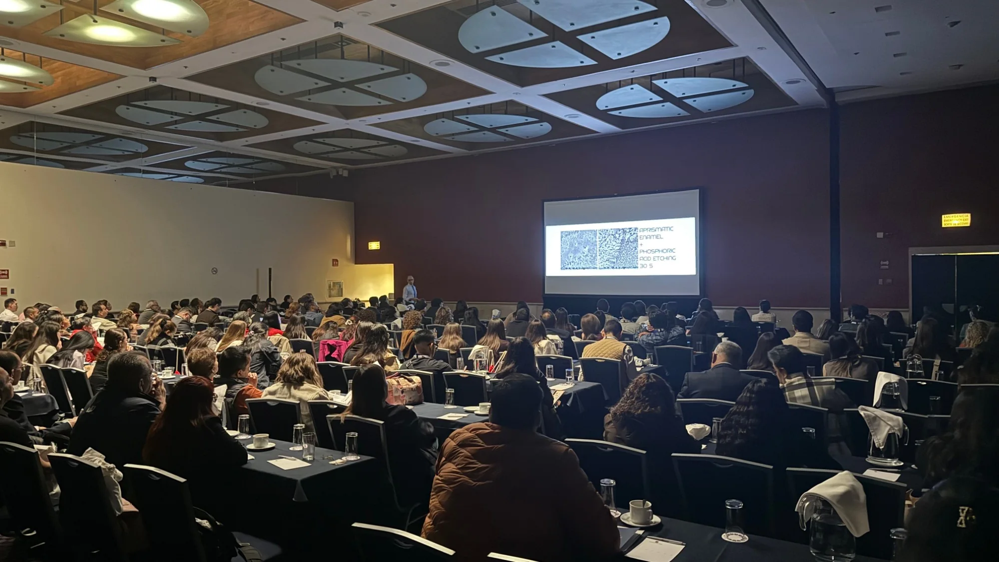 Auditorio lleno durante una ponencia en Ciudad de México