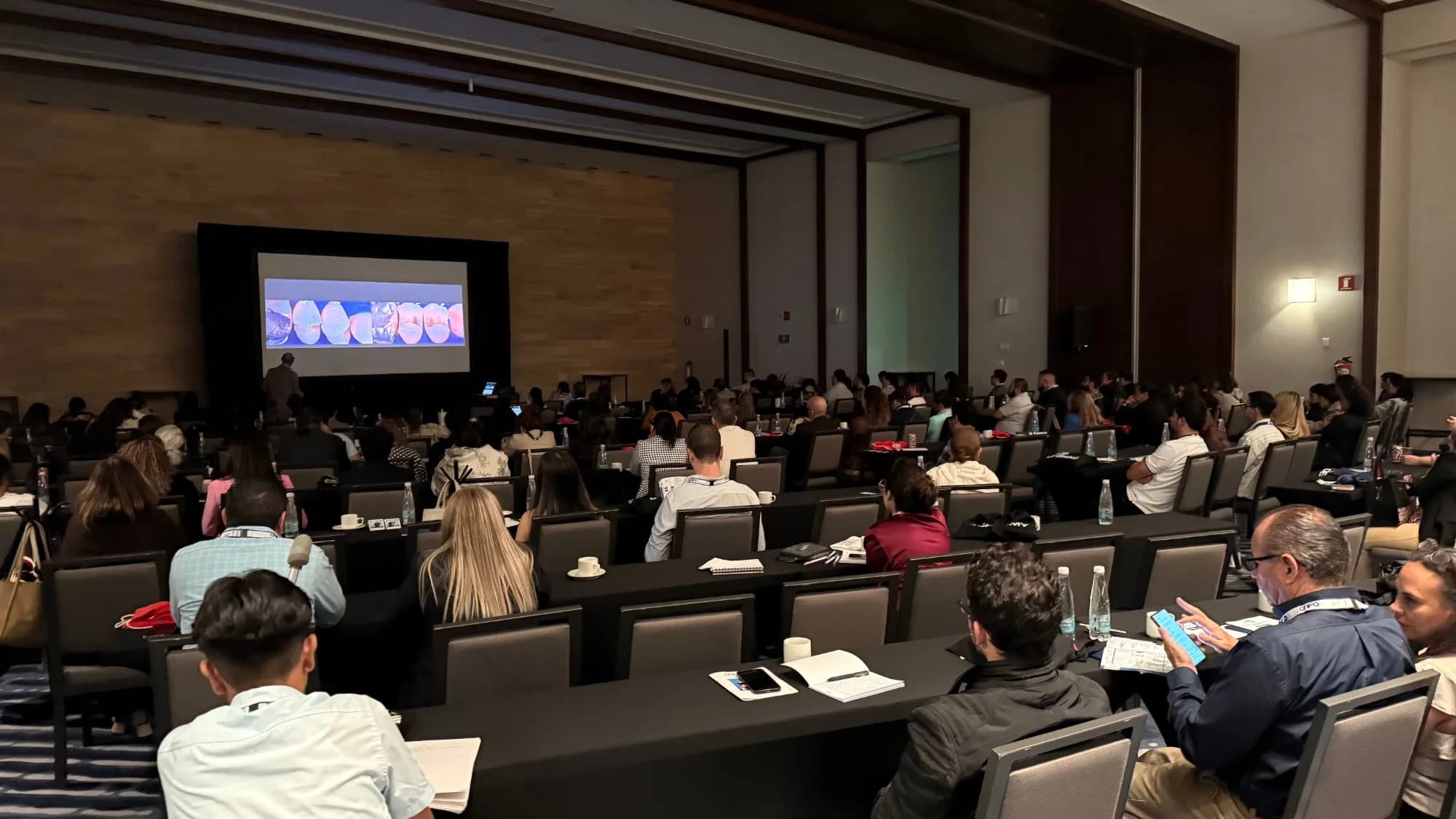Auditorio lleno durante una ponencia en Guadalajara