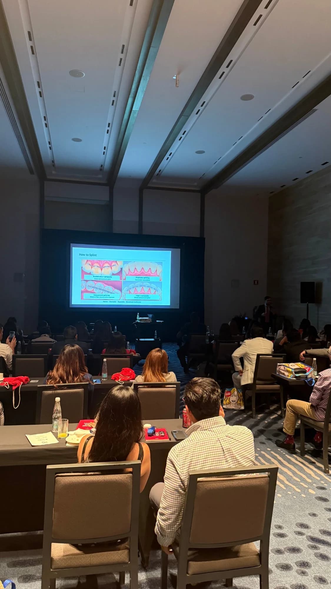 Asistentes siguiendo una ponencia de periodoncia en Guadalajara