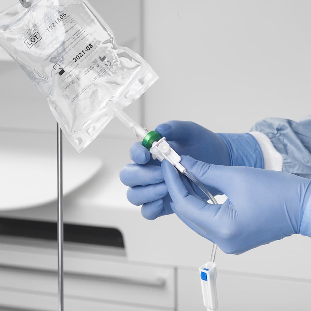 Línea de irrigación con perforador en ABS
